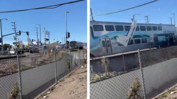 Dubbel pech: vliegtuig maakt noodlanding op treinrails en wordt daarna door trein gebeukt