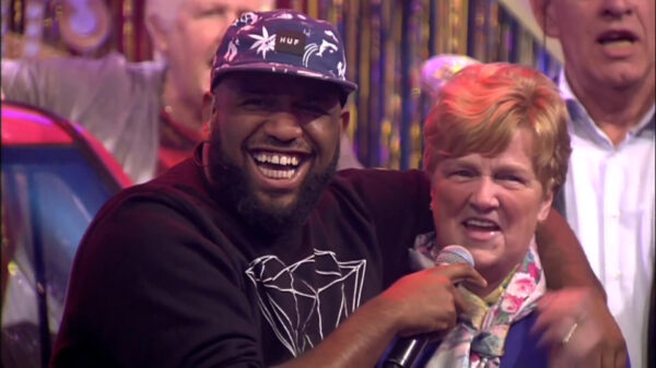 Throwback naar die keer dat Willie Wartaal een bejaardenkoor "racistische teksten" liet zingen