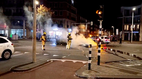 Turken vieren gelijkspel in Nations League: brandende containers in Schilderswijk, agent mishandeld