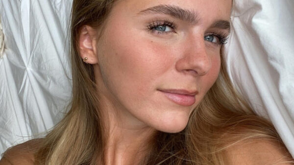 Zucht: Lies Zhara haakt in op de #eerlijkefoto trend, maar begrijpt nog niet echt hoe dat werkt