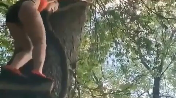 Jane probeert het water in te slingeren maar laat iets te vroeg los