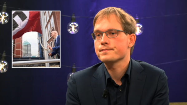 FVD'er Van Houwelingen tweet foto van Ernst Kuipers met nazivlag, D66'er dient klacht in