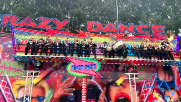 Avontuurlijke fanfare doet een lekker dagje kermis in Roelofarendsveen