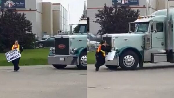 Veevervoerder weigert te stoppen voor demonstrerende veganist die de weg blokkeert