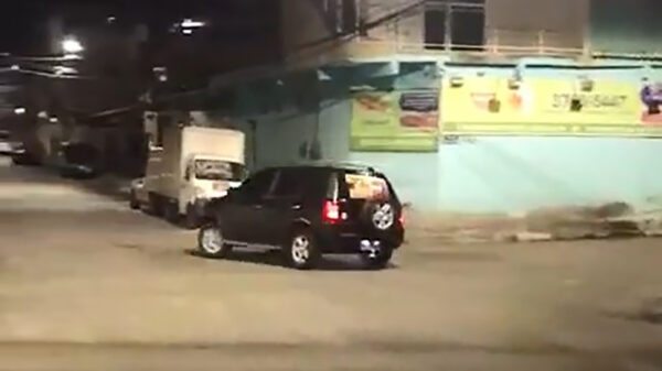 Driftkoning wordt staande gehouden door een hele hoge stoeprand