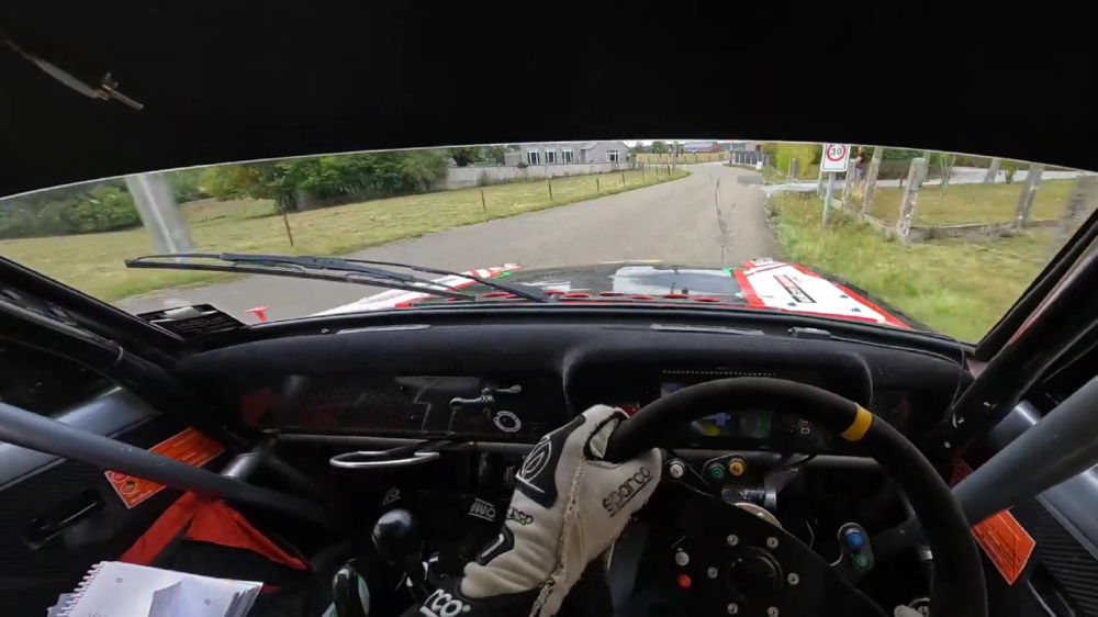 Even kogelhard meeracen via de helmetcam van Jack Newman tijdens de Chimay Escort Rally