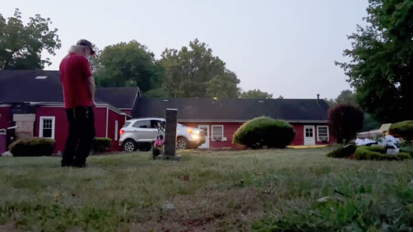 Man betrapt de rancuneuze ex die elke dag over het graf van zijn moeder staat te wateren