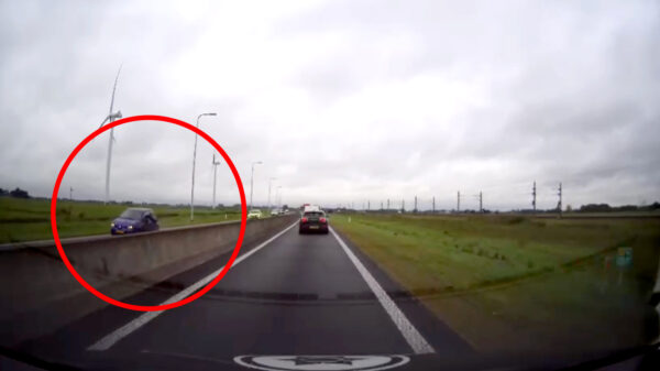 Auto verliest spontaan z'n linker voorwiel op de N50 bij knooppunt Hattemerbroek