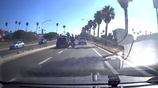 Motorrijder probeert zijspiegel van asociale automobilist te trappen tijdens road rage