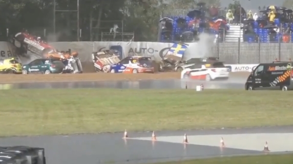 Citroenen vliegen de bocht uit bij massale crash in de Citroën DS3 Cup in Denemarken