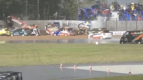 Citroenen vliegen de bocht uit bij massale crash in de Citroën DS3 Cup in Denemarken