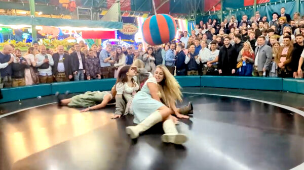 Op Oktoberfest mogen dames in dirndls op de duivelse draaischijf niet ontbreken