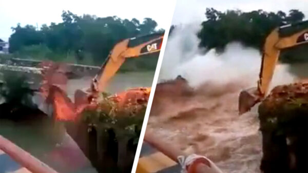 De sloop van deze oude Indiase brug verliep niet helemaal volgens plan