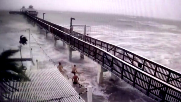 Ondanks orkaan Ian genieten deze 3 waaghalzen van een dagje strand in Fort Myers