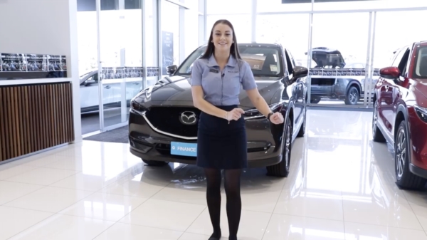 Ook Mazda draait z'n hand niet om voor ontzettende cringe-commercials