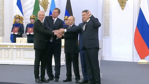 Zaal viert feestje nadat Poetin officieel bezette Oekraïense provincies annexeert