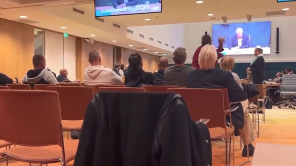 Bert smijt koffiekopje naar raadsleden tijdens vergadering over asielzoekers