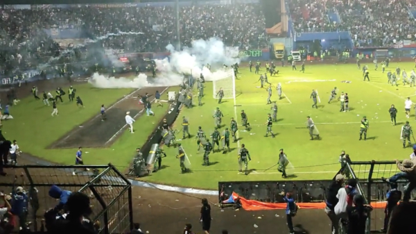 Bizarre voetbalrellen in Indonesië: zeker 174 supporters overlijden in stadion