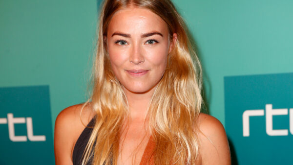 Bosnimf Geraldine Kemper geniet in haar evakostuum van de natuur