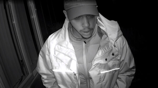 Ziek: 72-jarige vrouw vastgebonden en overvallen in eigen woning door nepbezorger in Amsterdam