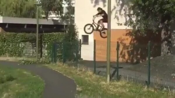BMX'er weet keiharde fail om te buigen naar een keurige landing