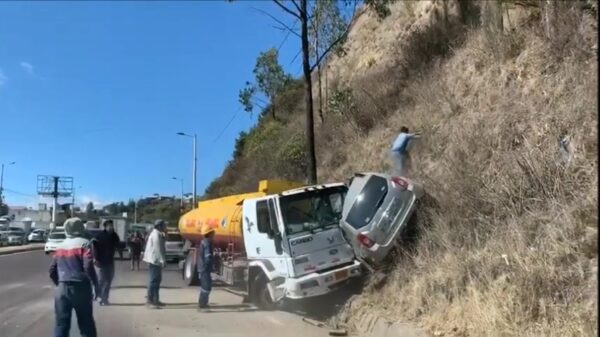 Bestuurder van tankwagen gaat er na ongeluk als een klimgeit vandoor