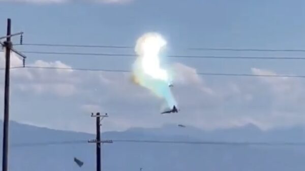 RC-straaljager maakt van net iets te dichtbij kennis met stroomkabels