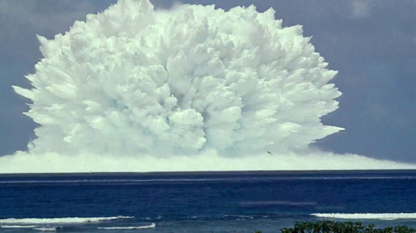 Dit is hoe de zieke kracht van een nucleaire explosie op zee eruitziet