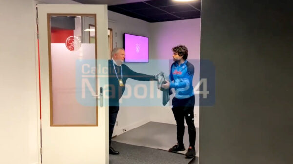Kinderachtig. Ajacieden weigeren shirtjes te ruilen na 1-6 nederlaag tegen Napoli