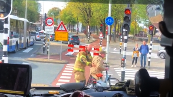 Amsterdamse opa blokkeert brandweerauto die met bloedspoed naar noodgeval onderweg is