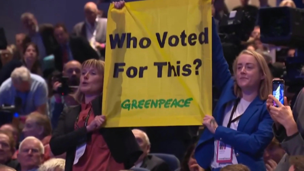 Speech Liz Truss onderbroken door de best voorbereide Greenpeace-demonstranten ooit