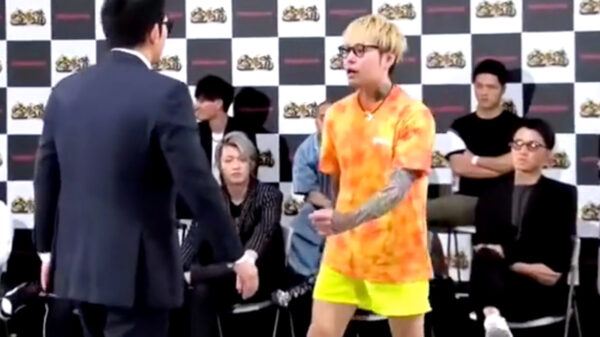 Straatschoffie heeft spijt van zijn grote mond tegen keurige man in pak