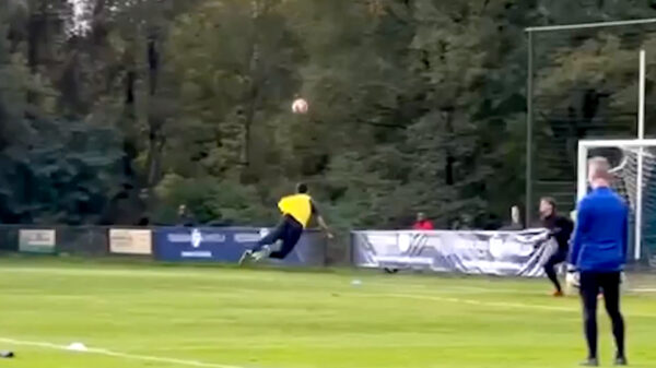 Zo vader zo zoon: Shaqueel van Persie maakt kopie van iconisch doelpunt tegen Spanje