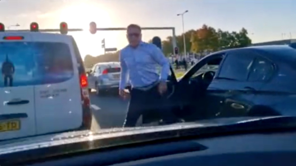 Woedende BMW-rijder wil niet op camera en jat telefoon van bestuurder