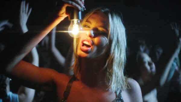 Zangeres Maan promoot nieuwe single met tactisch 'OEPS'-momentje