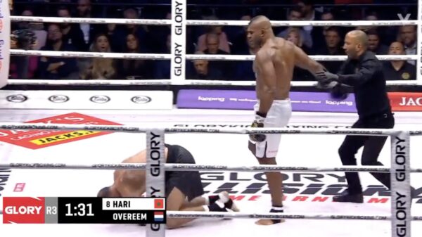 Overeem krijgt Badr Hari na 3 ronden op de knietjes die ook meteen zijn afscheid aankondigde