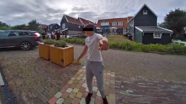 Irritant ventje wil bij de deurbelcamera iets te stoer doen voor zijn vriendjes