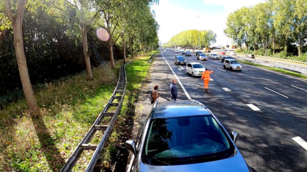 Berger 'TowTruckTim' laat zien dat een rood kruis op de snelweg keihard wordt genegeerd
