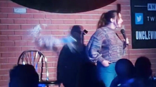 Comedian krijgt tijdens show volledig blik bier naar d'r kop geslingerd