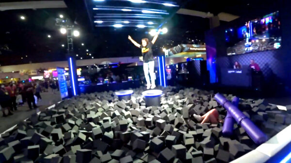 Natuurfilmactrice Adriana Chechik breekt rug na sprong in schuimbad op TwitchCon