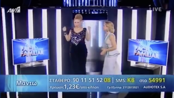 Hoogblonde dame zet een keurige Stevie Wonder neer in Grieks tv-programma
