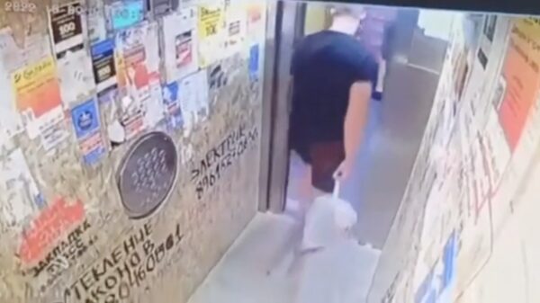 Telefoonzombie in lift gaat vandaag voor de close call van de dag