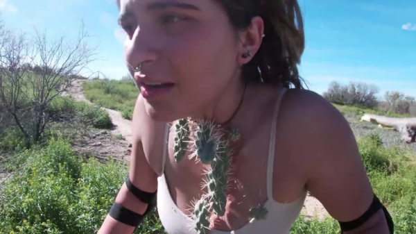 Prikkelbare dame fietst zo een bosje cactussen in