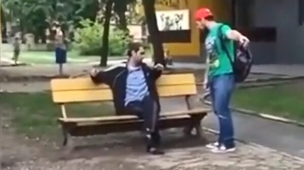 Dronkenlap wordt vriendelijk doch dringend verzocht om de kinderspeeltuin te verlaten