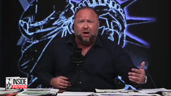 Complotwappie Alex Jones moet bijna een miljard dollar boete betalen aan nabestaanden Sandy Hook