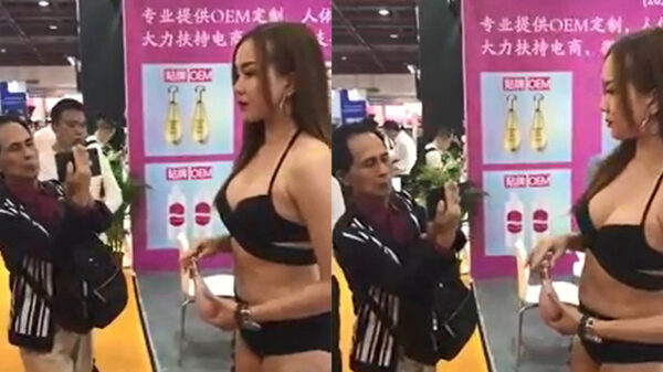 Ouwe snoepert is zeer gecharmeerd van 'producten' dat reclamemeisje aanprijst