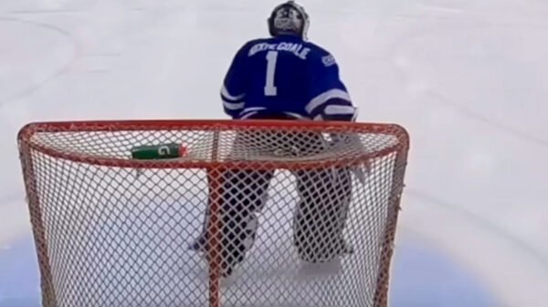 Een microfoon aan een ijshockeykeeper hangen is vermakelijker dan je denkt