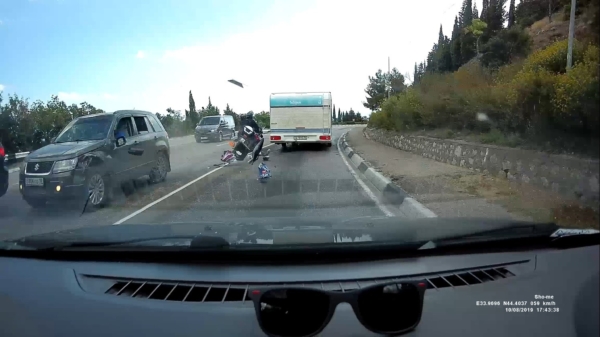 Knuppel op motorfiets klettert hard tegen asfalt na een behoorlijk domme inhaalactie