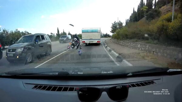 Knuppel op motorfiets klettert hard tegen asfalt na een behoorlijk domme inhaalactie