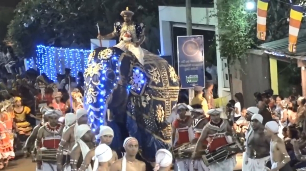Olifant slaat op hol en loopt omstanders ondersteboven tijdens parade in Sri Lanka